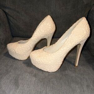 Chic Lace Platform Heels in Cream